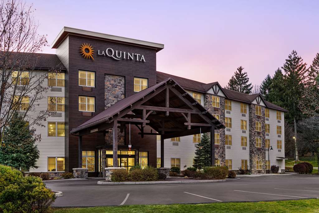 La Quinta Inn & Suites by Wyndham