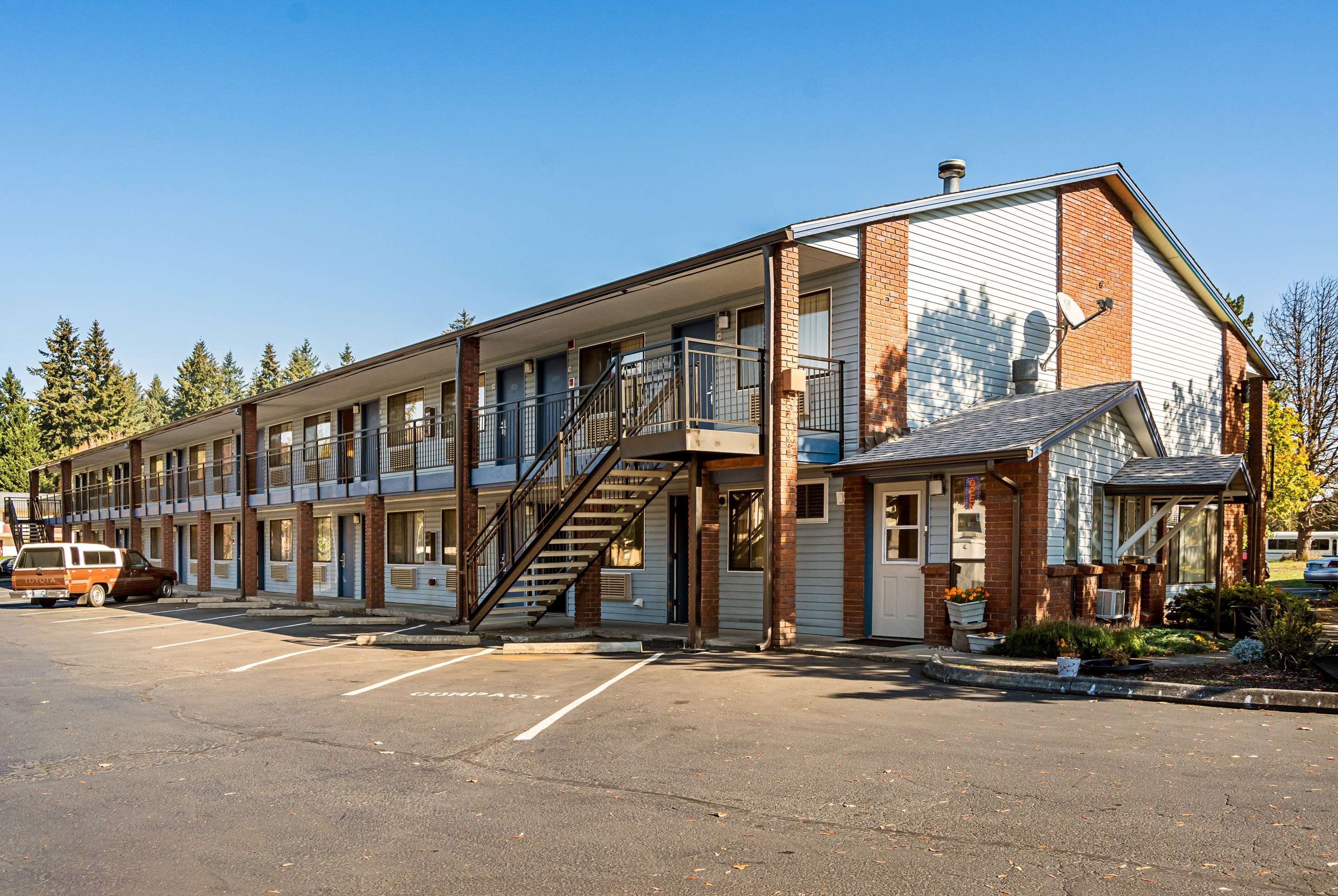 Exterior | Super 8 by Wyndham Vancouver East