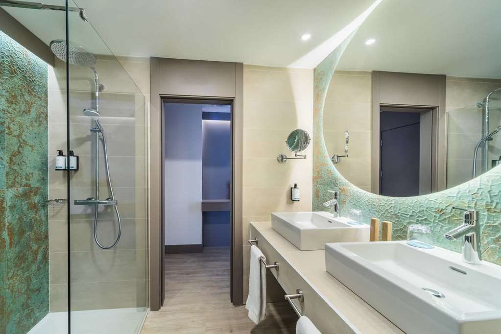 OCCIDENTAL PUERTO BANUS-guestroom-Guest Room,Bathroom,On-Site.jpg