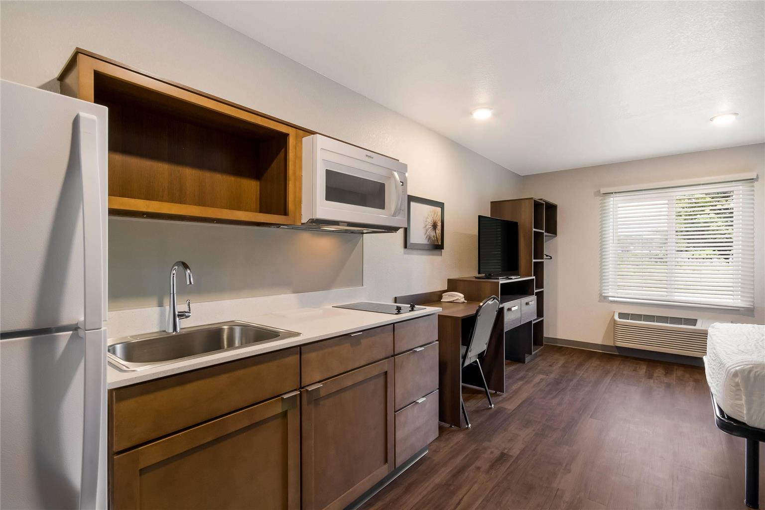 WOODSPRING SUITES PANAMA CITY BEACH-guestroom-Guest Room,On-Site.jpg