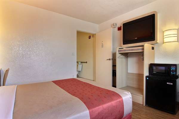  - Days Inn Sault Ste Marie - I-75, Exit 392