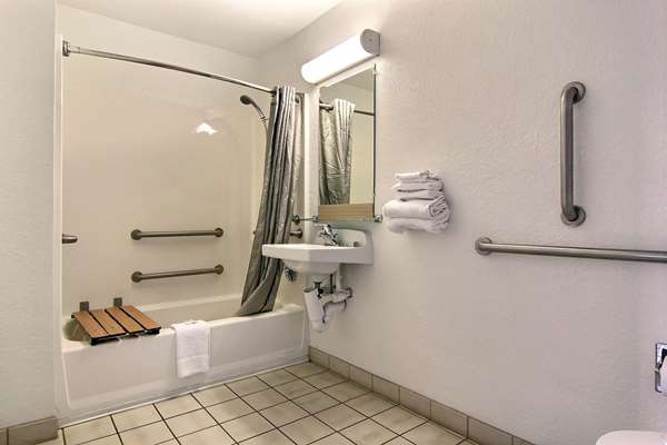 - Days Inn Sault Ste Marie - I-75, Exit 392