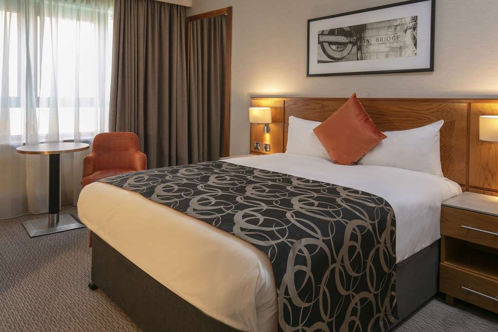 The Crown Hotel, Cricklewood (North West London), WorldHotels Distinctive Room Type - Family Room, Multiple Beds, Non Smoking