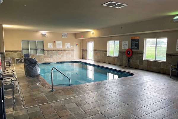Pool - La Quinta Inn & Suites Ankeny - I-35, Exit 90