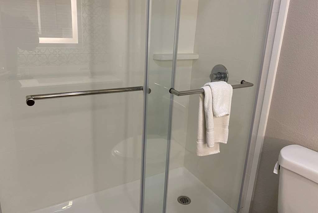 LA QUINTA STAFFORD-guestroom-Guest Room,Bathroom,On-Site.jpg