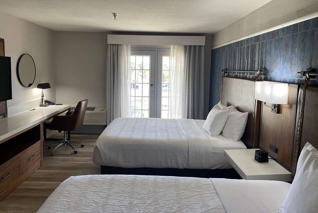 LA QUINTA STAFFORD-guestroom-Guest Room,On-Site.jpg