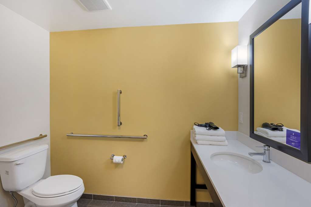 SLEEP INN NORTH - CENTRAL YORK-guestroom-Guest Room,Bathroom,On-Site.jpg