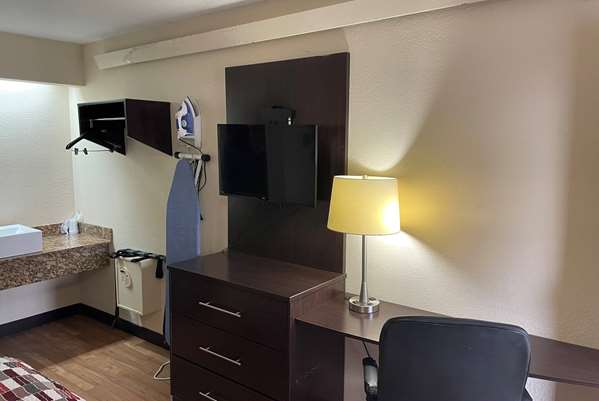  - Baymont Inn & Suites Holland - I-475, Exit 8