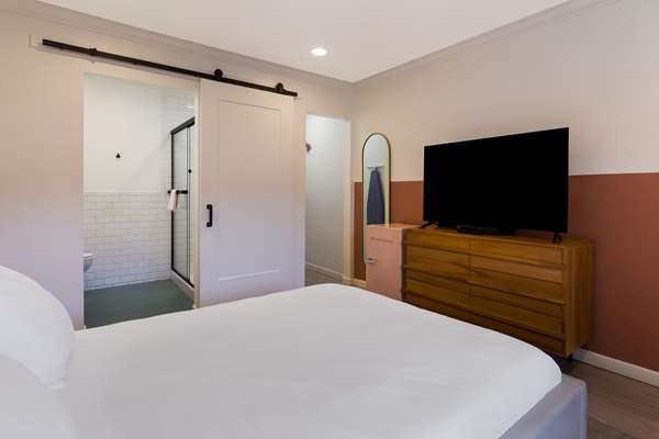  - Signature Inn Medical Center Oakland