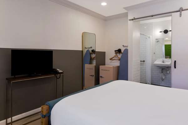  - Signature Inn Medical Center Oakland