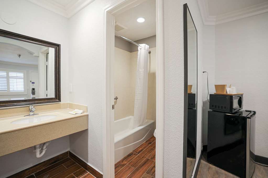 MOTEL 6 TUSTIN, CA  ORANGE COUNTY-guestroom-Guest Room,Bathroom,On-Site.jpg