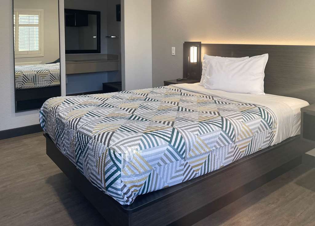 MOTEL 6 TUSTIN, CA  ORANGE COUNTY-guestroom-Guest Room,On-Site.jpg