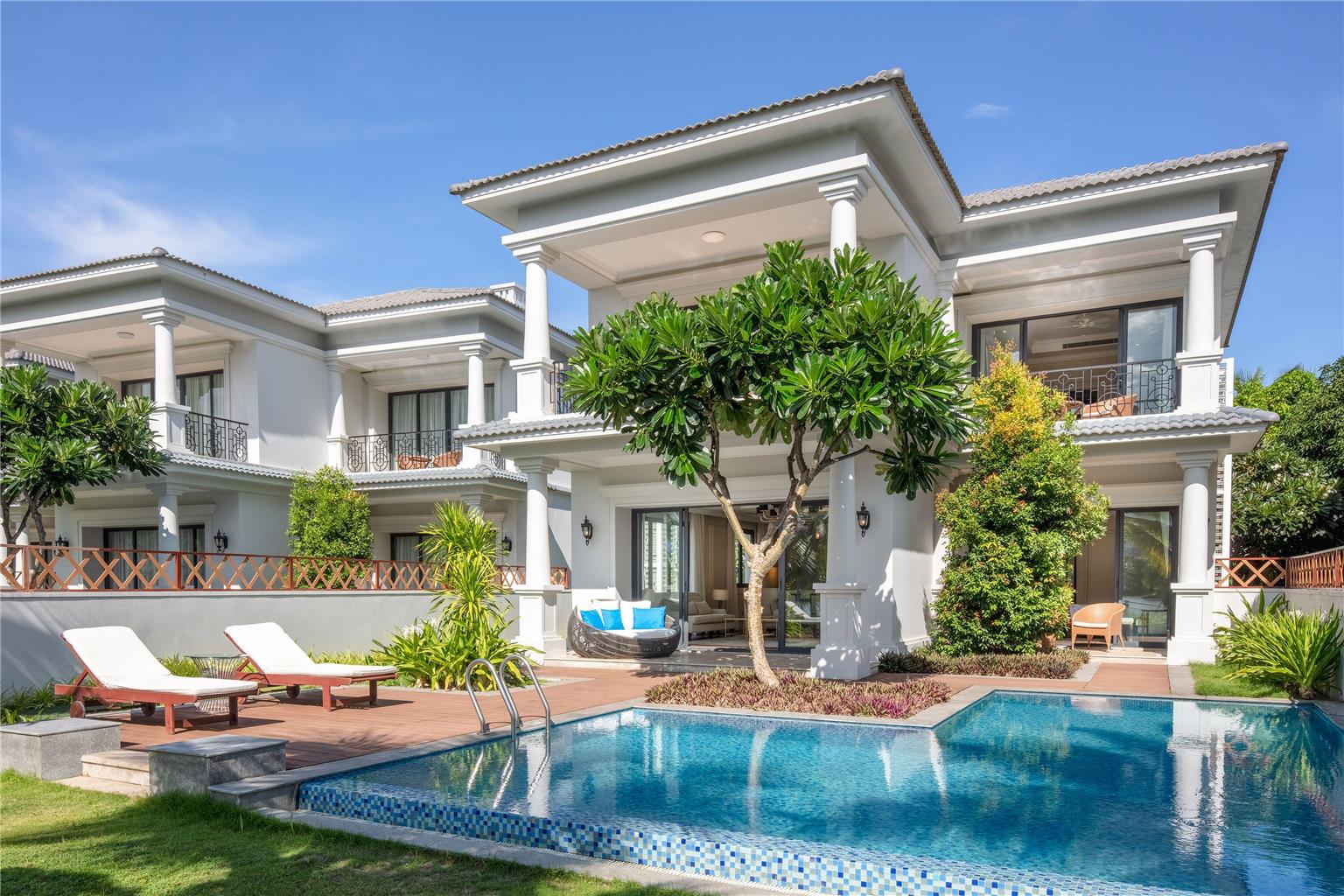 MELIA VINPEARL CAM RANH BEACH RESRT-guestroom-Guest Room,Guest Room Amenity,Pool,Architecture,On-Site,Waterfront,Exterior View of Building.jpg