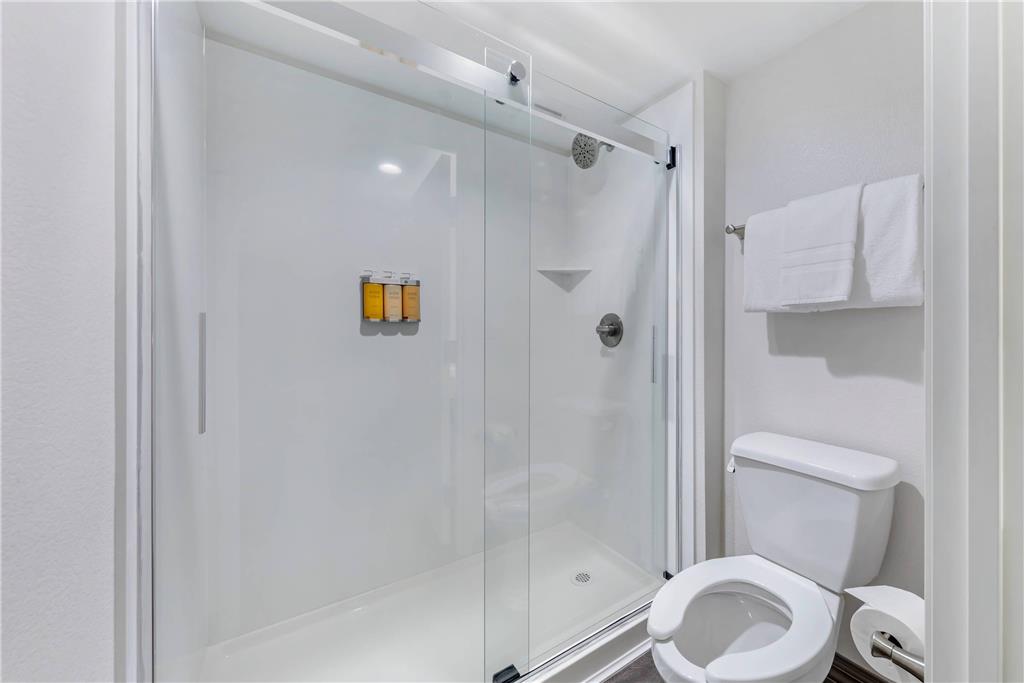 HILLSTONE INN TULARE AN ASCEND COLL-guestroom-Guest Room,Bathroom,On-Site.jpg