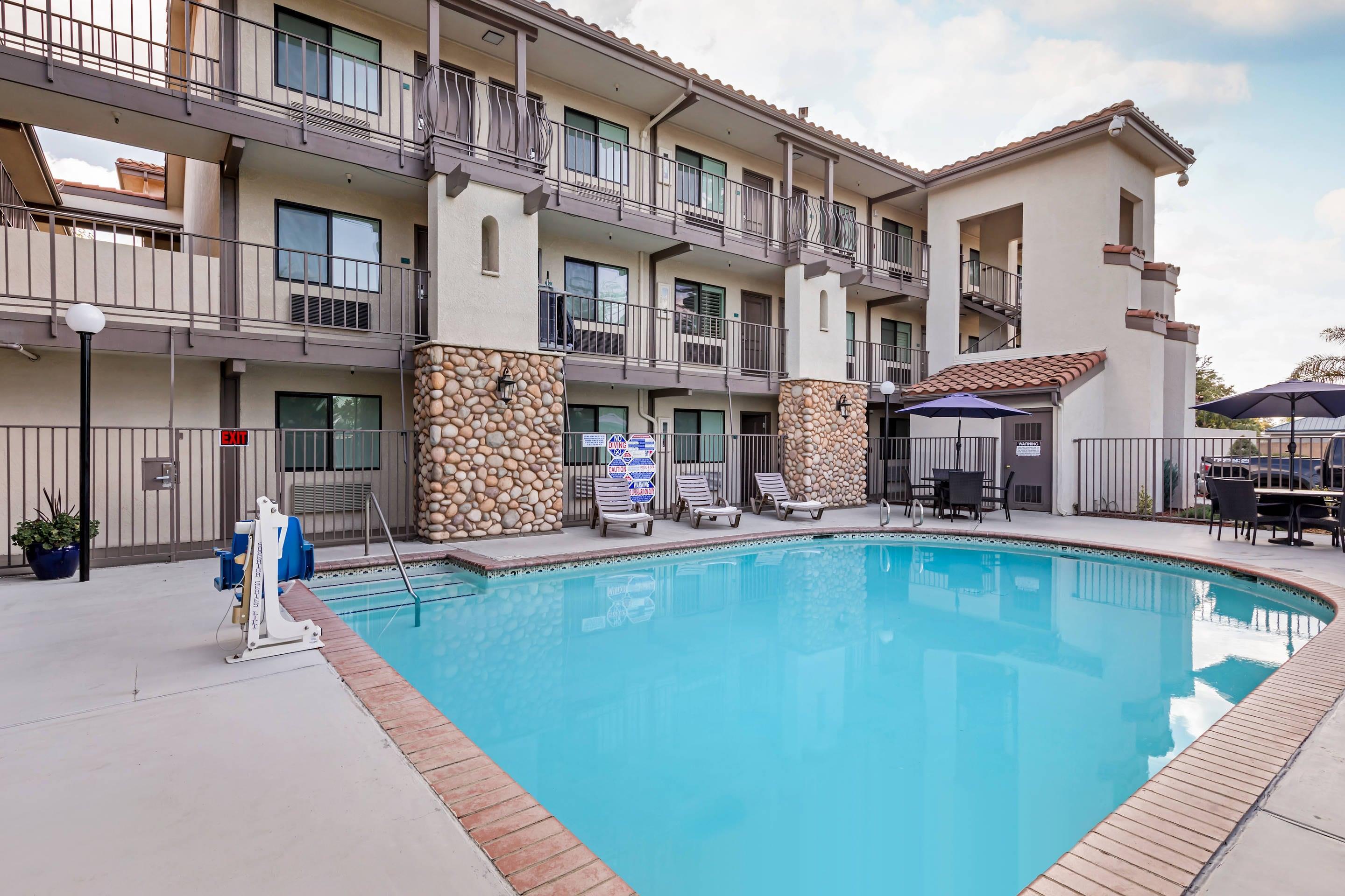 Outdoor pool | Hillstone Inn, Ascend Hotel Collection