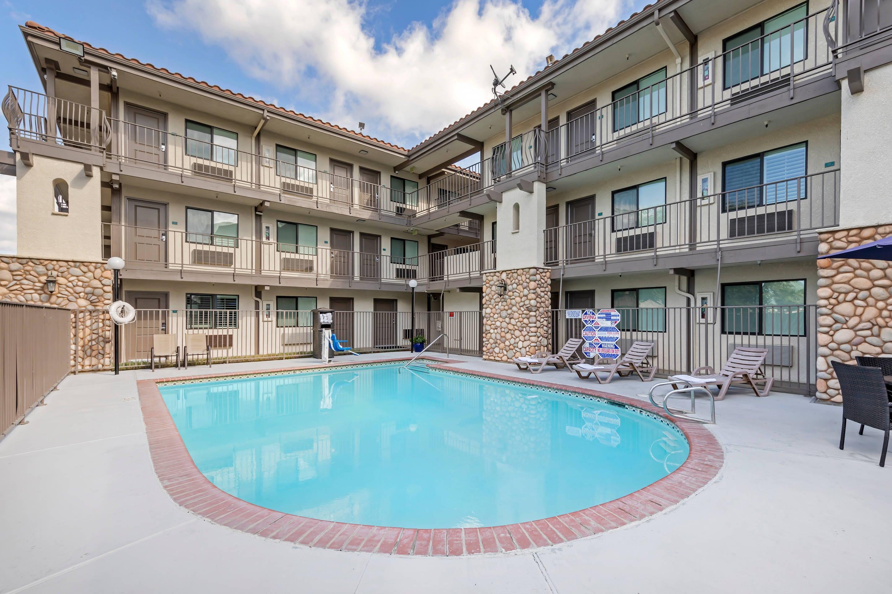 Outdoor pool | Hillstone Inn, Ascend Hotel Collection