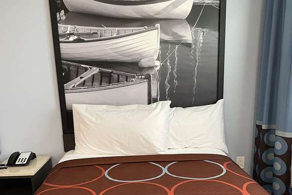  - Super 8 Motel Lindenhurst