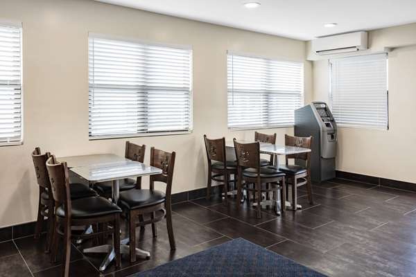  - Super 8 Motel Lindenhurst