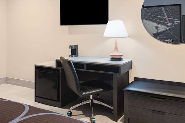  - Super 8 Motel Lindenhurst