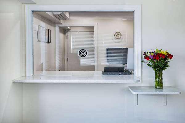  - Super 8 Motel Lindenhurst