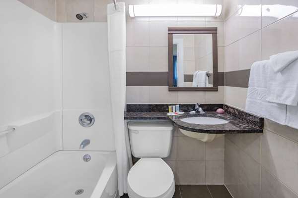  - Super 8 Motel Lindenhurst