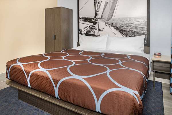  - Super 8 Motel Lindenhurst