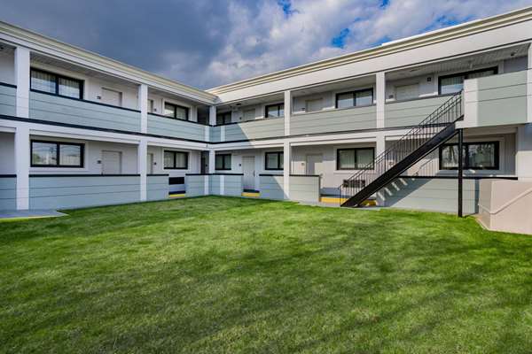  - Super 8 Motel Lindenhurst