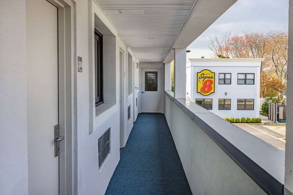  - Super 8 Motel Lindenhurst