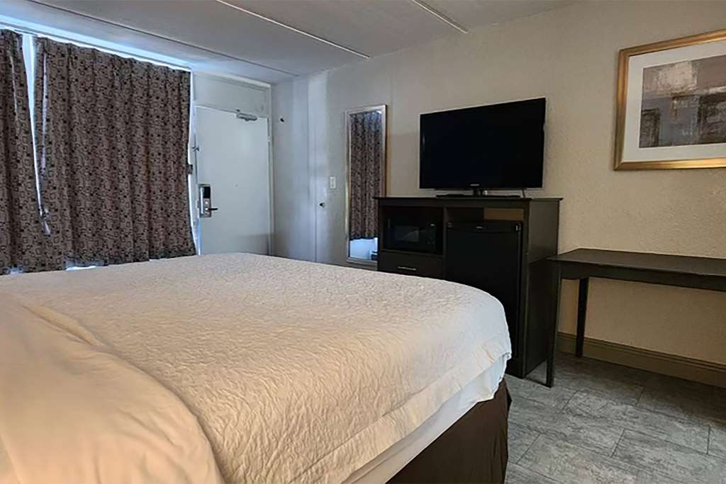TRAVELODGE KINGSLAND-guestroom-Guest Room,On-Site.jpg