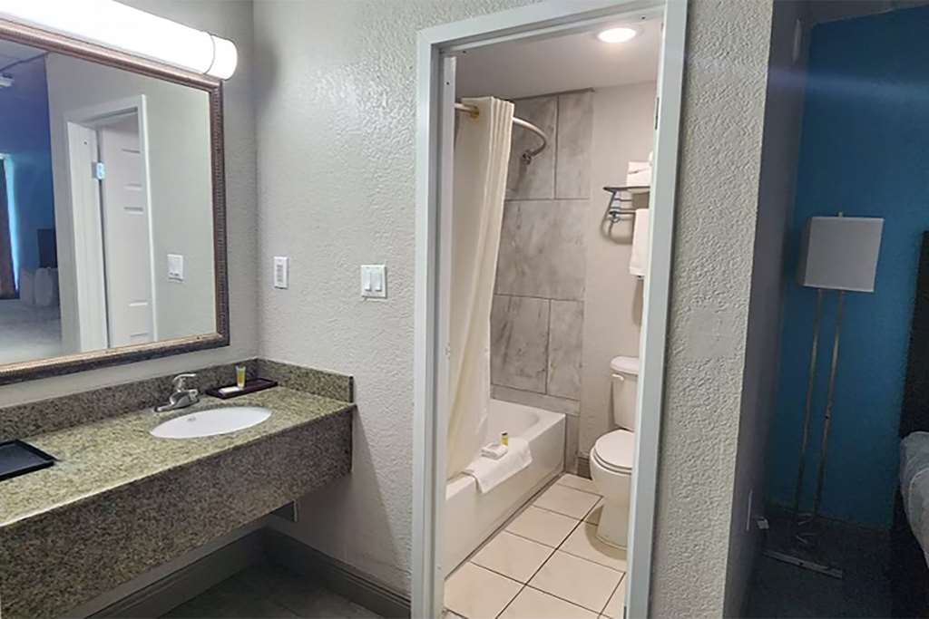 TRAVELODGE KINGSLAND-guestroom-Guest Room,Bathroom,On-Site.jpg