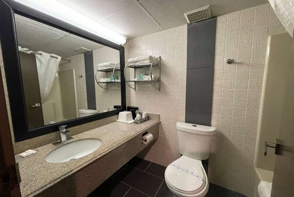 WINGATE BY WYNDHAM LAKE GEORGE-guestroom-Guest Room,Bathroom,On-Site.jpg