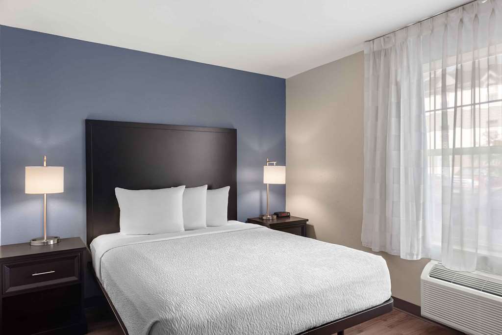 ESA ST LOUIS FENTON-guestroom-Guest Room,On-Site.jpg