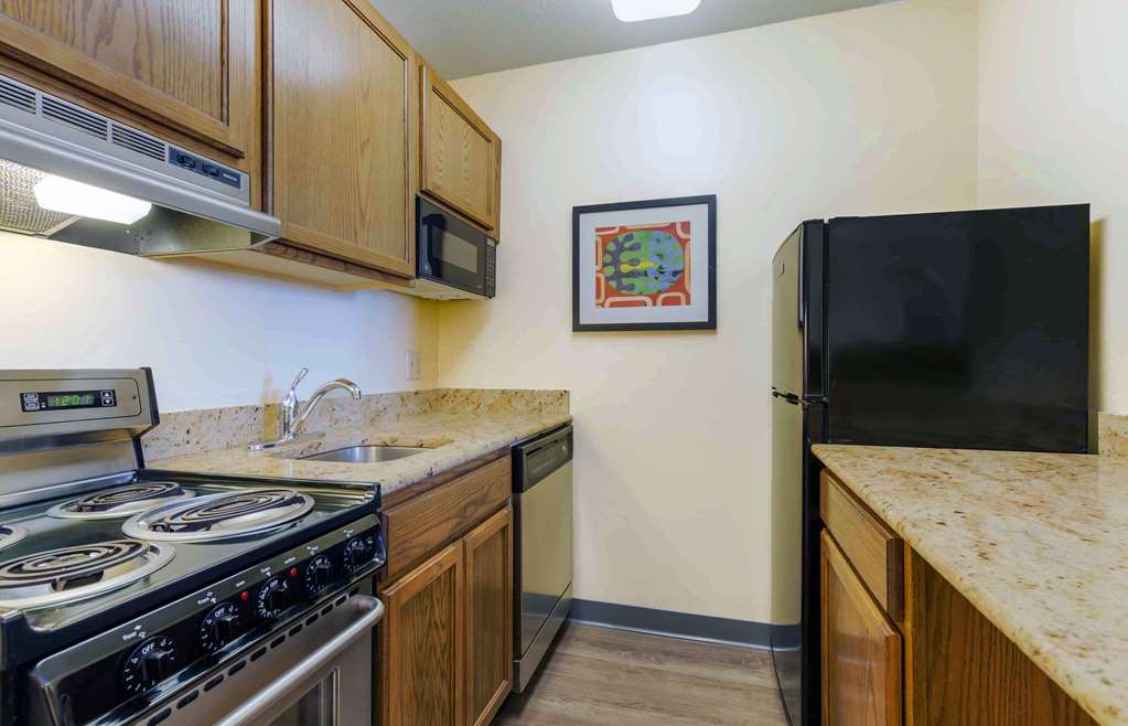 ESA ST LOUIS FENTON-guestroom-Guest Room,Kitchen/Kitchenette,On-Site.jpg