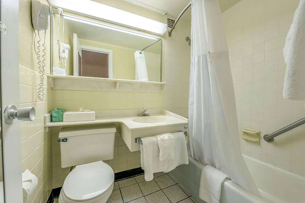 DAYS INN & SUITES BY WYNDHAM LEBANO-guestroom-Guest Room,Bathroom,On-Site.jpg
