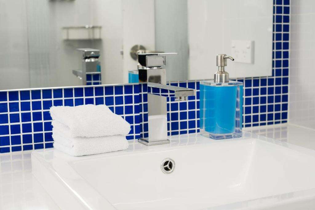 CARNMORE HOTEL CHRISTCHURCH-guestroom-Guest Room,Bathroom,On-Site.jpg