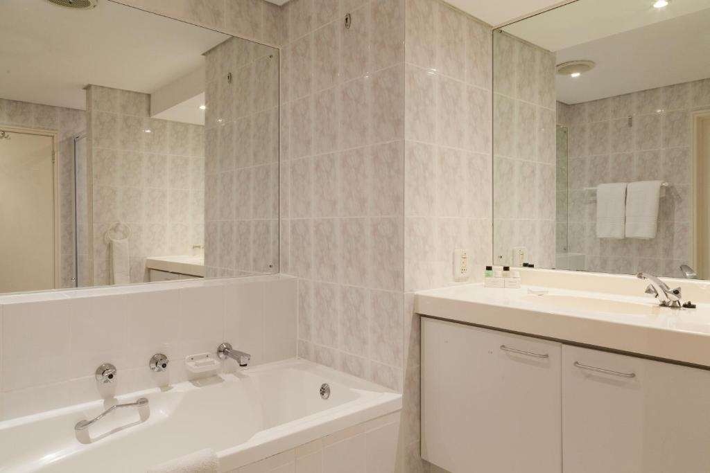 DOLPHIN BEACH HOTEL-guestroom-Guest Room,Bathroom,On-Site.jpg