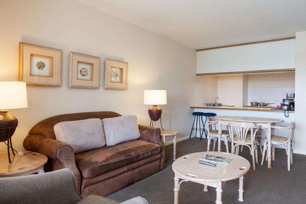 DOLPHIN BEACH HOTEL-guestroom-Guest Room,On-Site.jpg