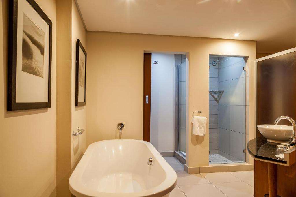 ISLAND CLUB HOTEL AND APARTMENTS-guestroom-Guest Room,Bathroom,On-Site.jpg