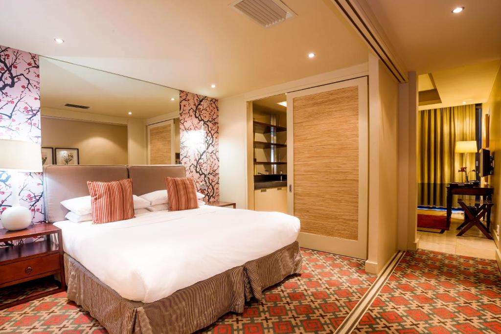 ROYAL PALM-guestroom-Guest Room,On-Site.jpg