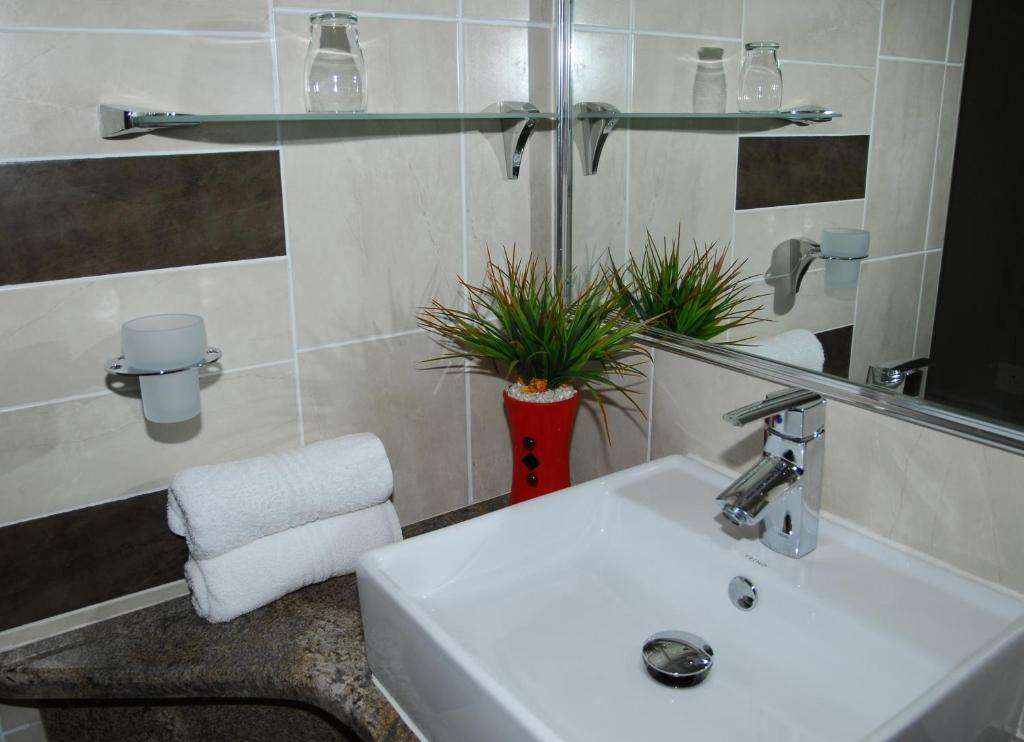 BON HOTEL EMPANGENI-guestroom-Guest Room,Bathroom,On-Site.jpg