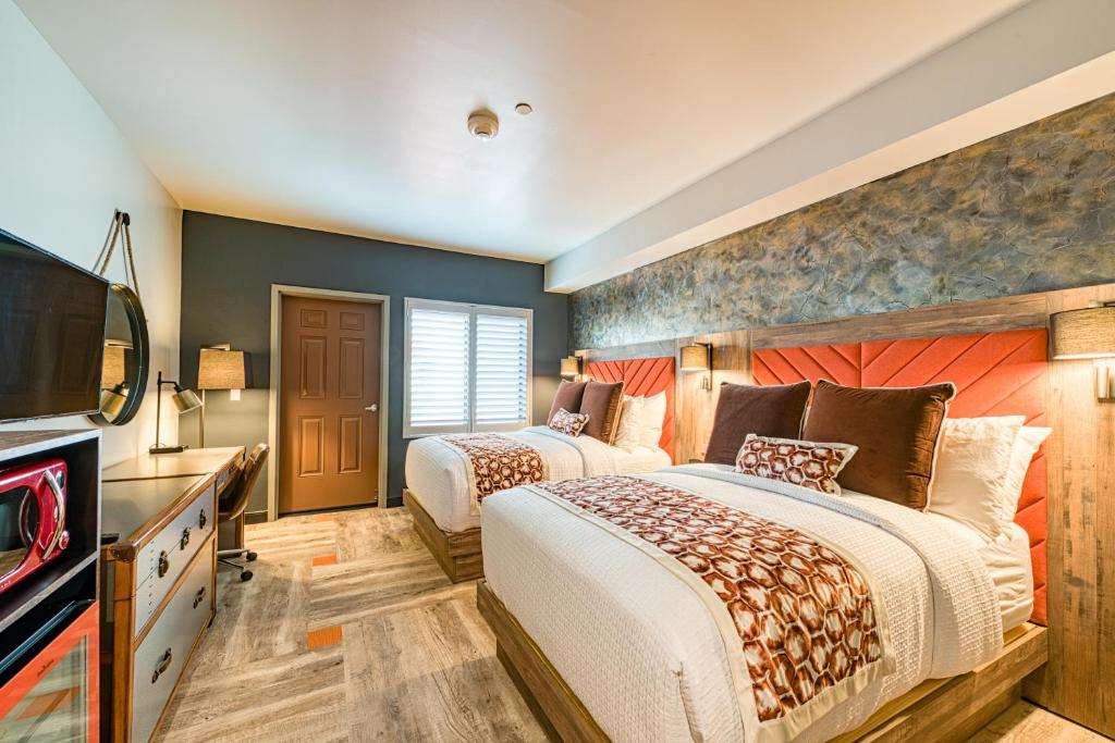 HOTEL LEXEN NEWHALL-guestroom-Guest Room,On-Site.jpg