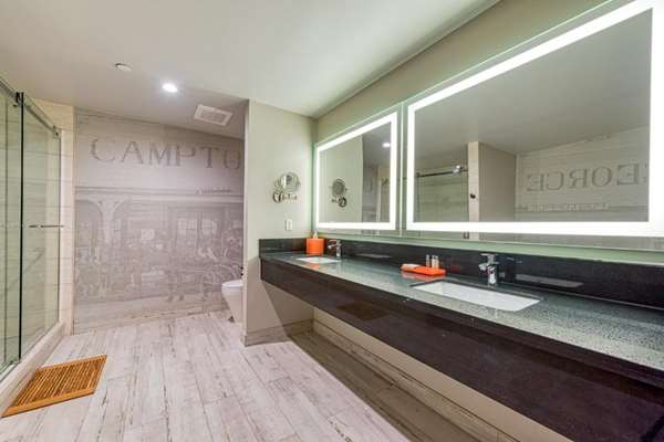  - Hotel Lexen Newhall