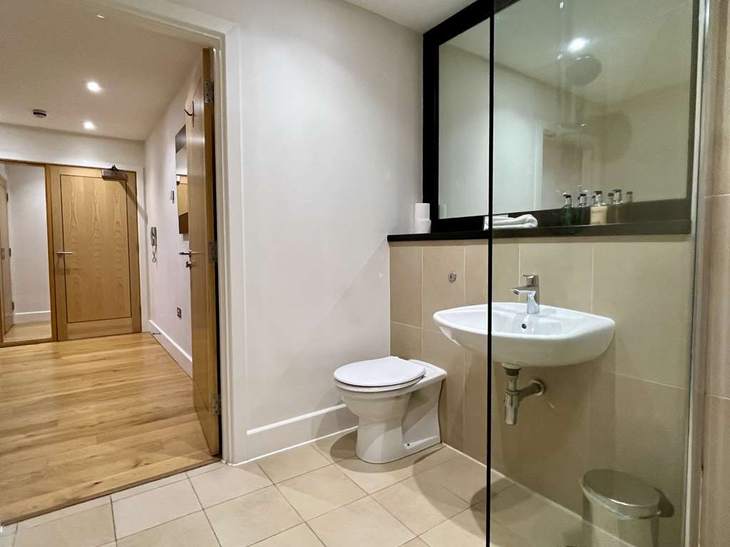 THE HAMILTONS-guestroom-Guest Room,Bathroom,On-Site.jpg
