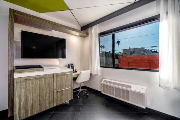  - Moment Hotel Sunset Los Angeles