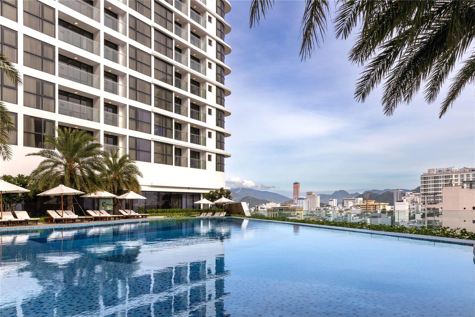 VINPEARL EMPIRE NHA TRANG AFFILIATE-guestroom-Guest Room,Guest Room Amenity,Pool,Architecture,On-Site,Outdoor/Exterior,City,People,Exterior View of Building,Family.jpg