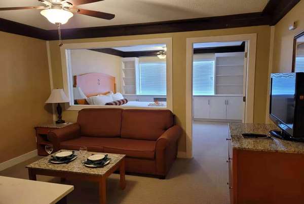 1 Queen Bed, One-Bedroom, Suite, Non-Smoking