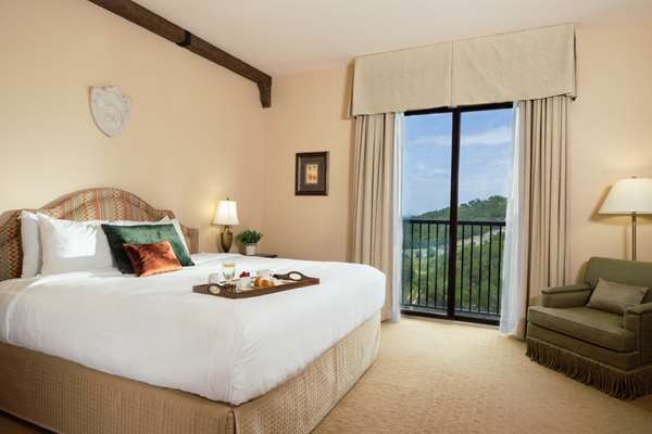 Guest Room,Bed,Bedding,King bed,On-Site