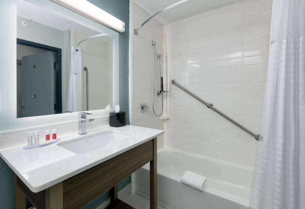 BAYMONT BY WYNDHAM EAST RIDGE-guestroom-Guest Room,Bathroom,Accessibility,On-Site.jpg