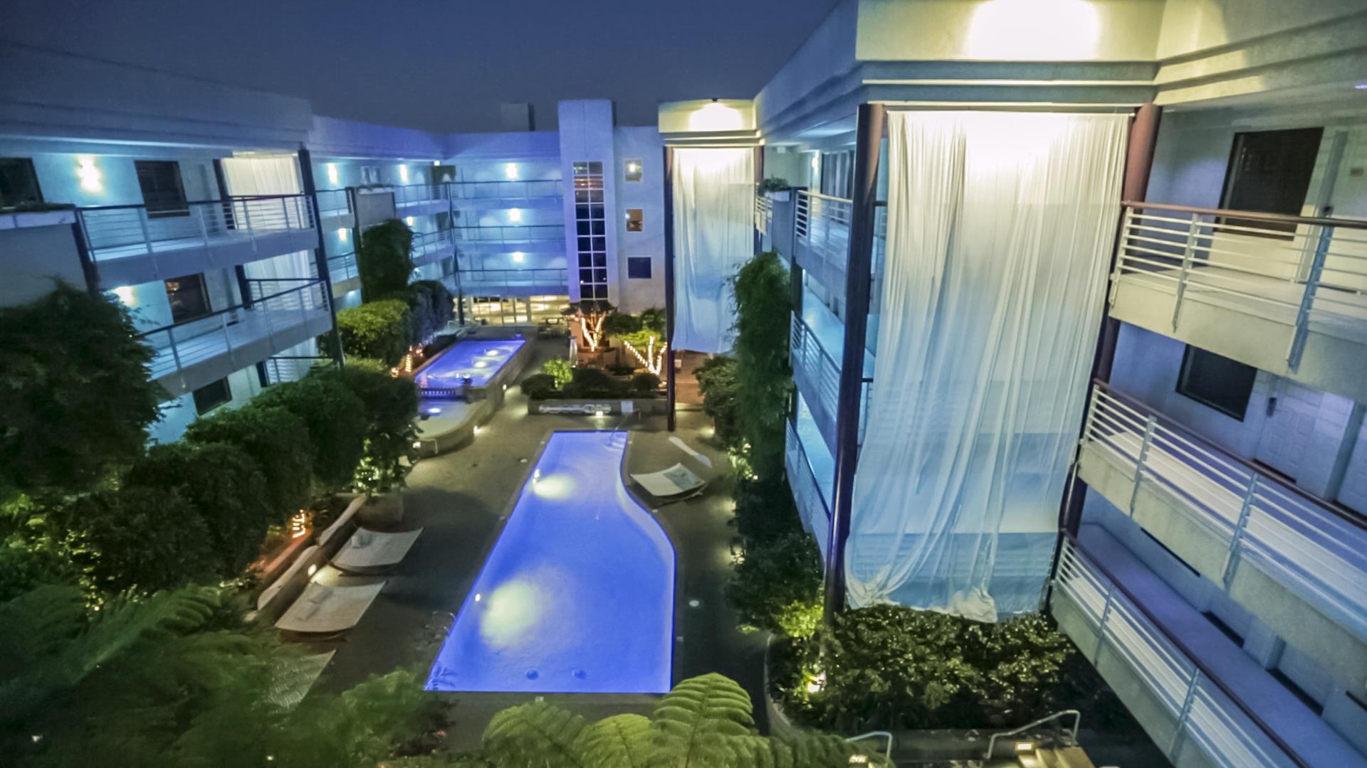 Area View of Exterior Courtyard and Pool | Cupertino Hotel