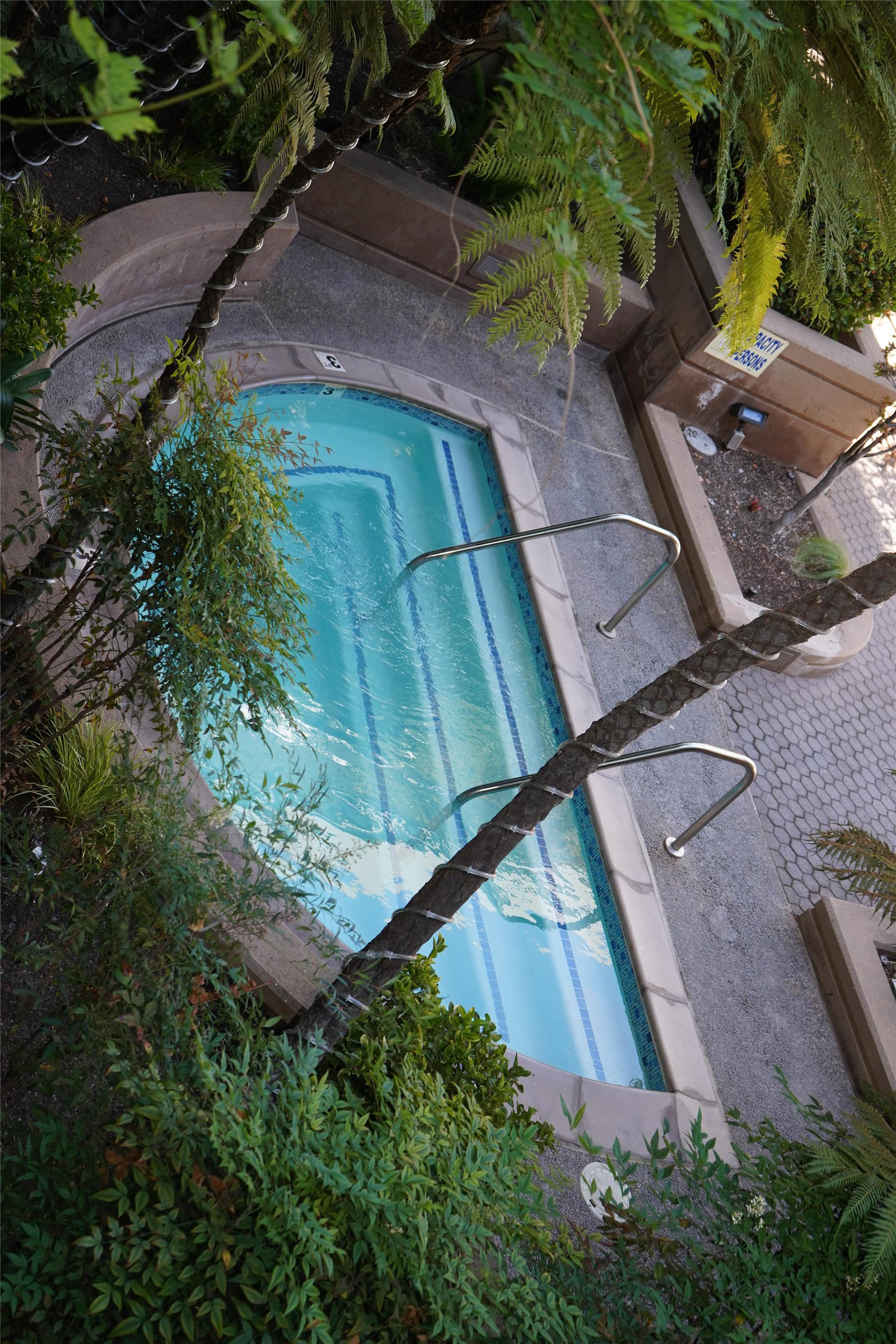 Outdoor Jacuzzi | Cupertino Hotel